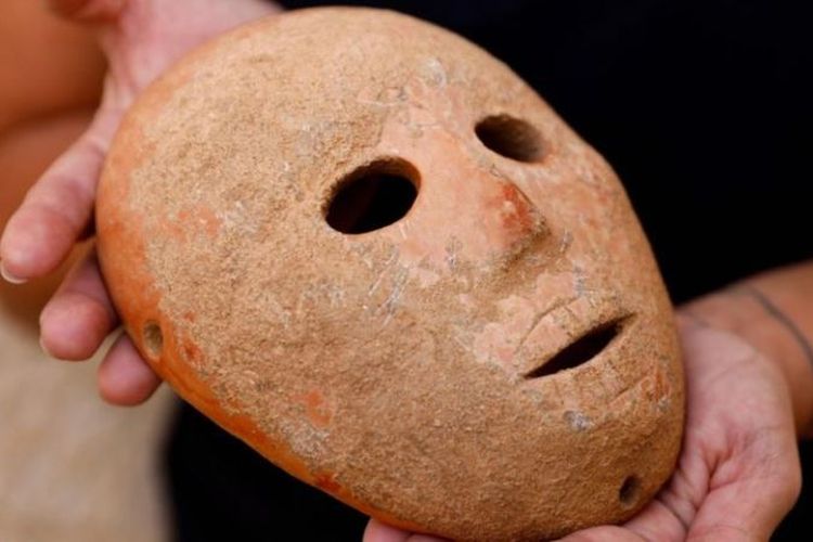 Topeng batu berusia 9.000 tahun ini ditemukan sebuah ladang dekat Pnei Hever, Tepi Barat. (AFP)