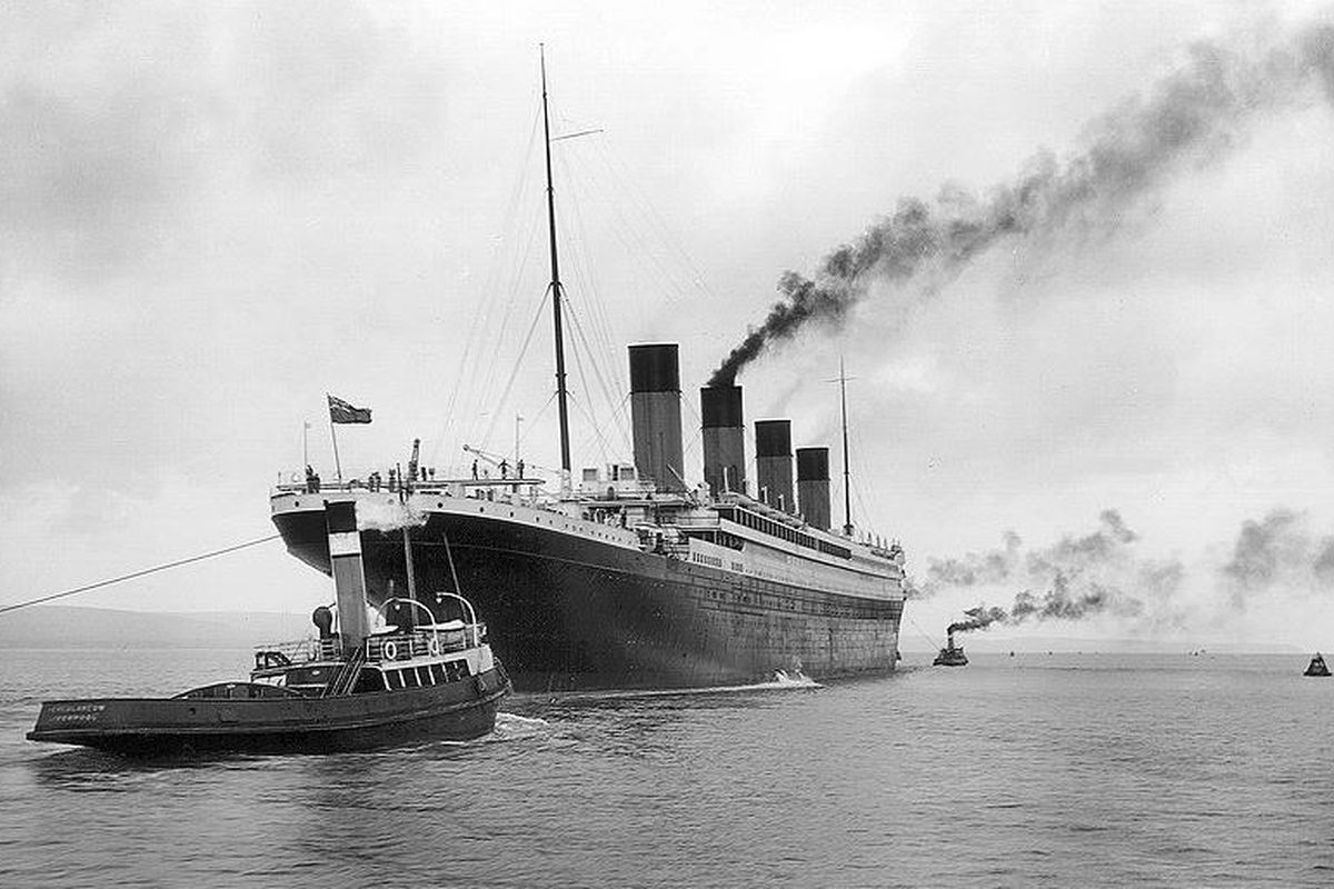 Kapal pesiar RMS Titanic dipandu kapal tunda saat meninggalkan galangan kapal Belfast, Irlandia Utara pada 2 April 1912. 