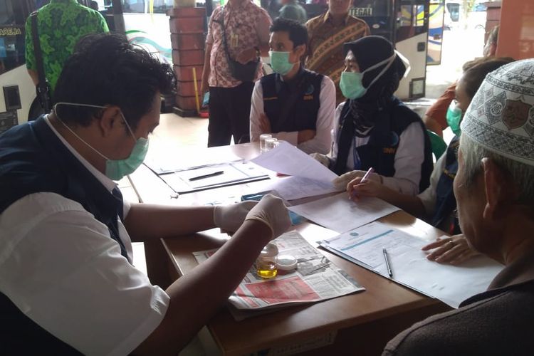 Awak bus jalani tes urin di Terminal Bus Bulupitu Purwokerto, Jawa Tengah, Selasa (28/5/2019).