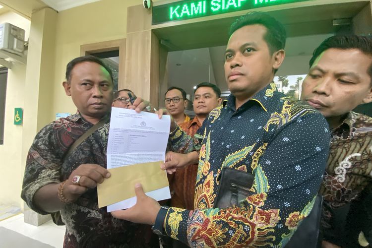  Camat Asemrowo Surabaya, M Khusnul melaporkan sejumlah akun menyebar video viral ke Polda Jatim pada Jumat (10/1/2025). 