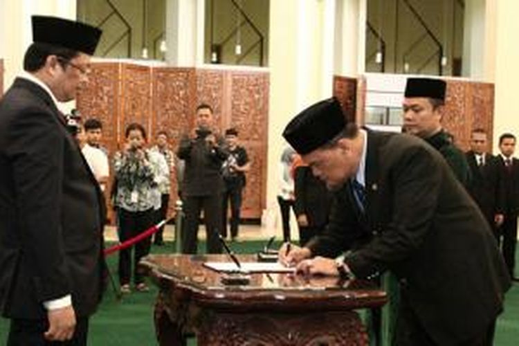 Wakil Ketua MPR Mahyudin kembali melantik anggota pergantian antarwaktu (PAW) bertempat di Gedung Nusantara IV, Kompleks MPR/DPR/DPD RI pada Selasa (1/12/2015). 