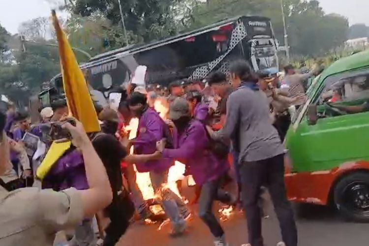 Kaki Mahasiswa Terbakar Saat Demo di Depan Istana Bogor