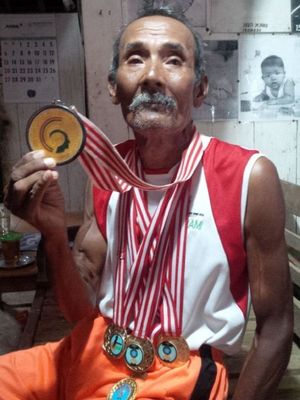 Darmiyanto (82) di rumahnya di Dusun Ngemplak Tugel, Desa Krandon   Lor, Kecamatan Suruh Kabupaten Semarang, menunjukan sejumlah medali yang pernah   ia peroleh dari lomba lari baik regional, nasional dan internasional.