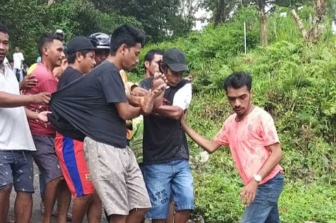 Dampak Blokade Jalan Rusak di Ambon, Seorang Warga yang Sakit Terpaksa Digotong Keluarga