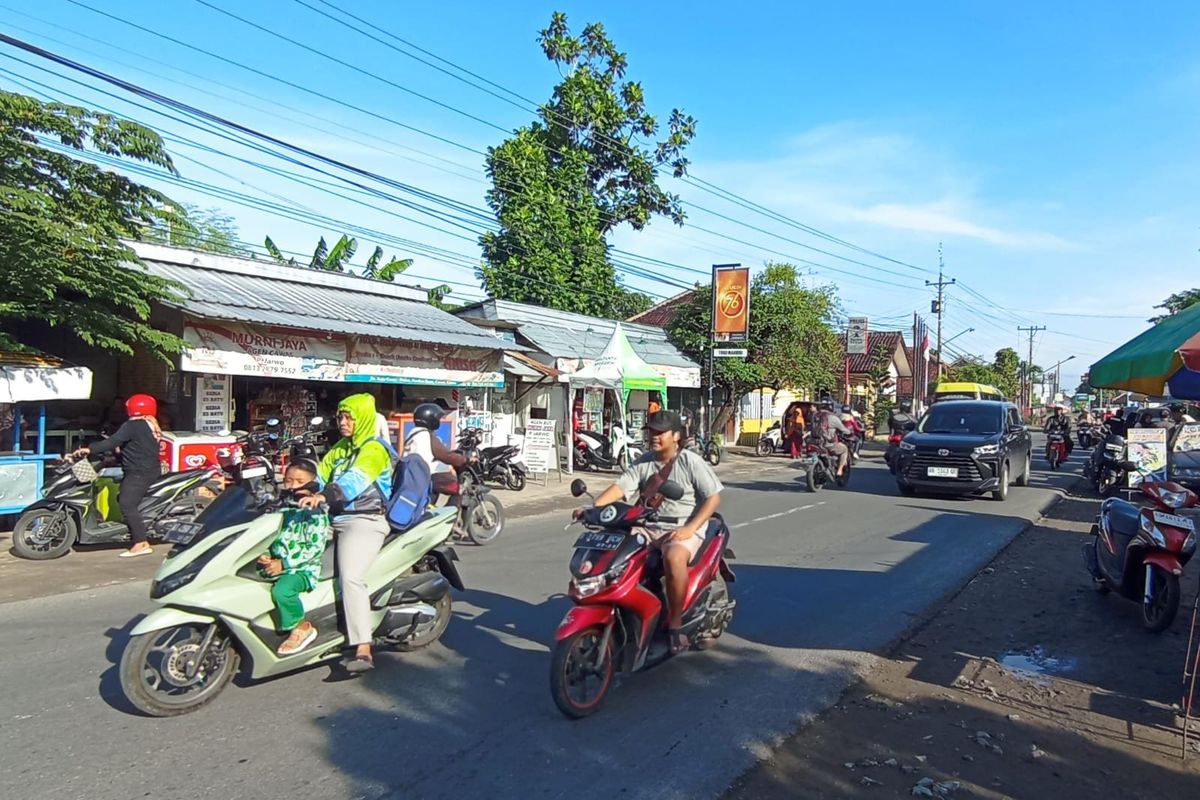 Banyak pengendara motor tidak memakai helm di Jalan Cawas - Pedan