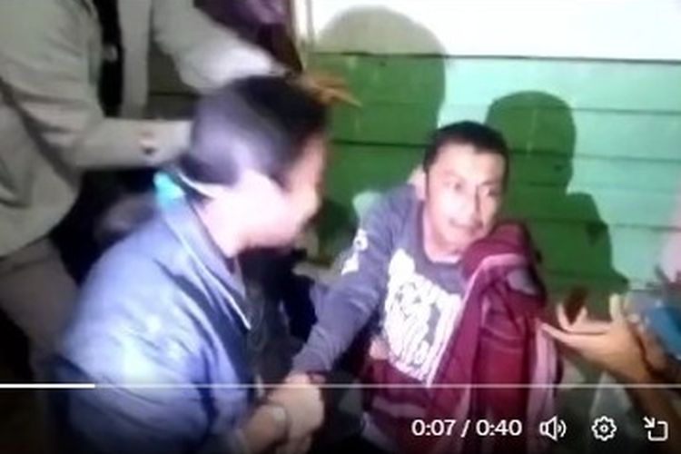 Tangkapan layar video detik-detik polisi menangkap pelaku pencabulan anak kandung di Padang, Sumbar, Selasa (7/11/2023).