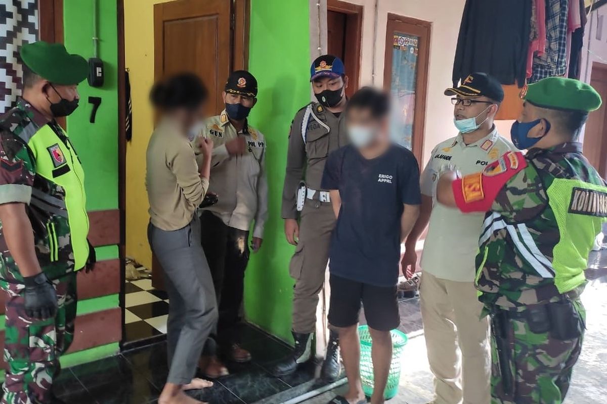 DIAMANKAN—Tim Satpol PP dan Damkar Kota Madiun mengamankan salah satu pasangan bukan suami istri di salah satu kos-kosan di Kota Madiun, Jawa Timur, Rabu (8/6/2022).