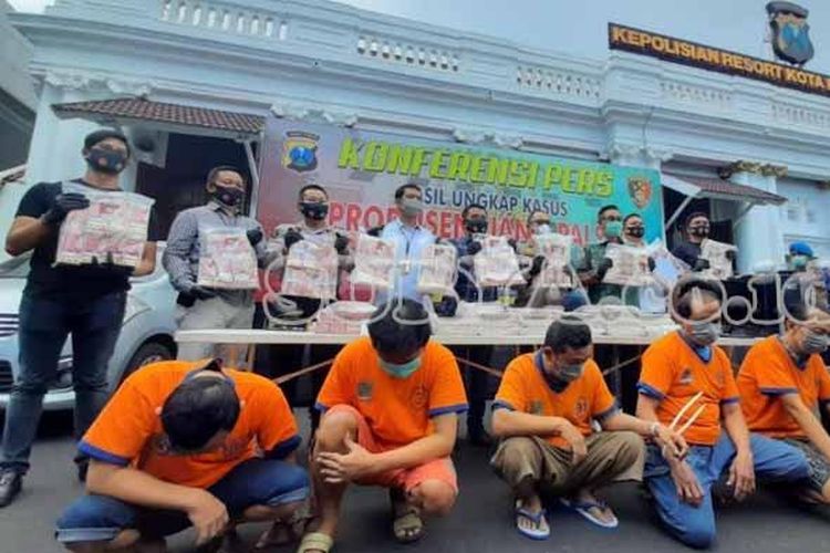 Wakapolrestabes Surabaya,AKBP Hartoyo didampingi Kasatreskrim Polrestsbes Surabaya AKBP Sudamiran dan Deputi Bank Indonesia Jawa Timur, Imam Subarkah menunjukkan barang bukti uang palsu dengan total Rp 10 miliar pecahan Rp 100.000. 
