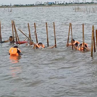 TNI Angkatan Laut membongkar pagar laut yang terbentang di perairan Tanjung Pasir, Kabupaten Tangerang, Banten, Sabtu (18/1/2025).