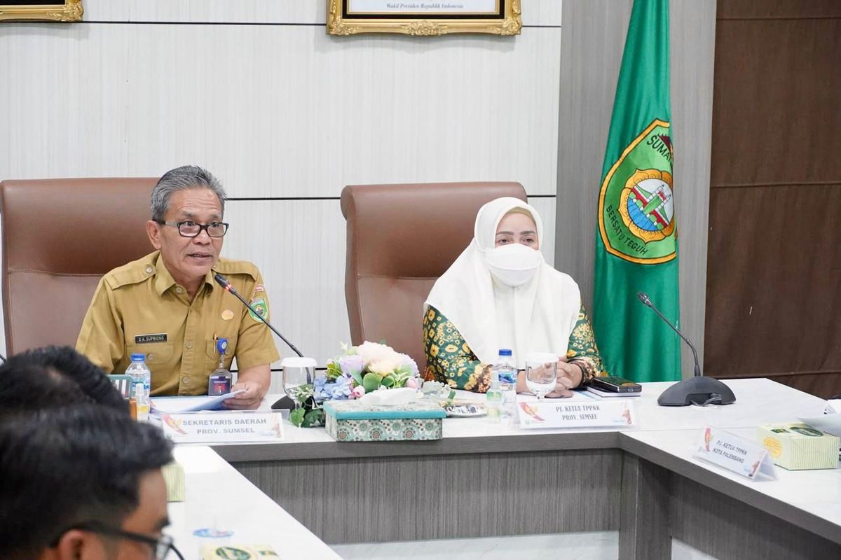  Penjabat (Pj) Ketua Tim Penggerak (TP) Pemberdayaan Kesejahteraan Keluarga (PKK) Sumatera Selatan (Sumsel) Tyas Fatoni bersama Sekretaris Daerah (Sekda) Provinsi Sumsel SA Supriono memimpin rapat finalisasi agenda kunjungan kerja (Kunker) Ketua Umum (Ketum) TP PKK pusat Tri Tito Karnavian ke Bumi Sriwijaya pada Tanggal 21 Februari hingga 22 Februari 2024. Kegiatan ini berlangsung di Ruang Rapat Bina Praja Pemprov Sumsel, Palembang, 
