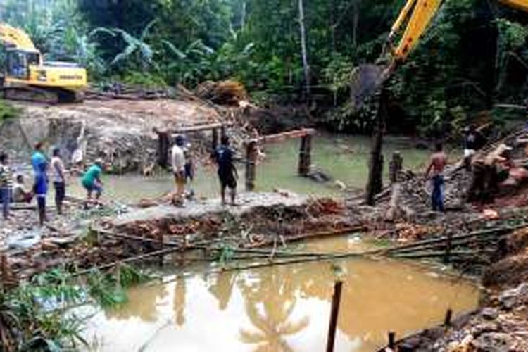 Jembatan yang berada di Desa Wakalambe, Kecamatan Kapuntori, Kabupaten Buton, Sulawesi Tenggara, terputus akibat luapan sungai setelah hujan deras,