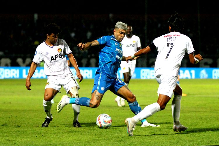 Pertandingan Persik vs Persib pada pekan kelima Liga 1 2023-2024 di Stadion Brawijaya, Kediri, Jawa Timur, Jumat (28/7/2023) malam WIB yang berakhir dengan skor 1-0. 
