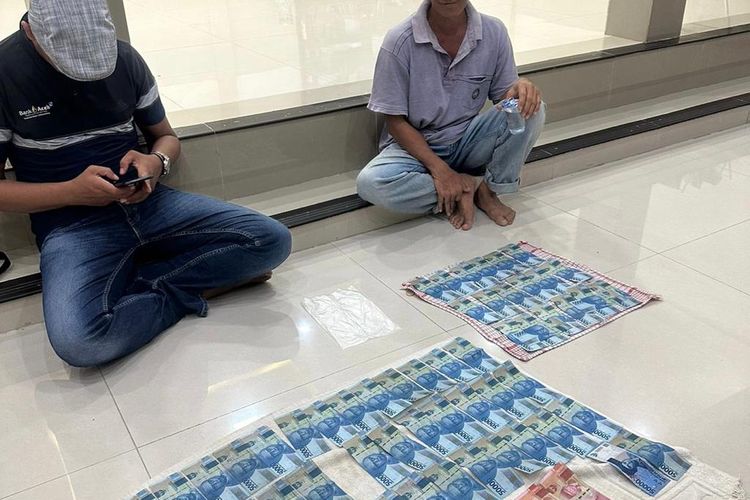 Marbot Masjid Darul Hasani, Miruek Taman, Kecematan Darussalam, Aceh Besar, menemukan segepok uang dalam kantong plastik dalam kondisi basah dan berpasir.
