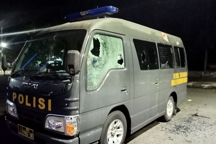 Suasana pasca penyerangan OTK di Mapolres Pelabuhan Makassar, Jalan Ujung Pandang, Kota Makassar, Sulawesi Selatan (Sulsel), Jumat (14/4/2023)