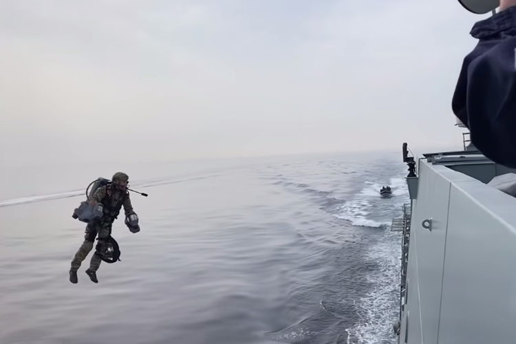 Tangkapan layar video YouTube Gravity Industries saat Angkatan Laut Inggris menguji kemampuan Gravity Jet Suit
