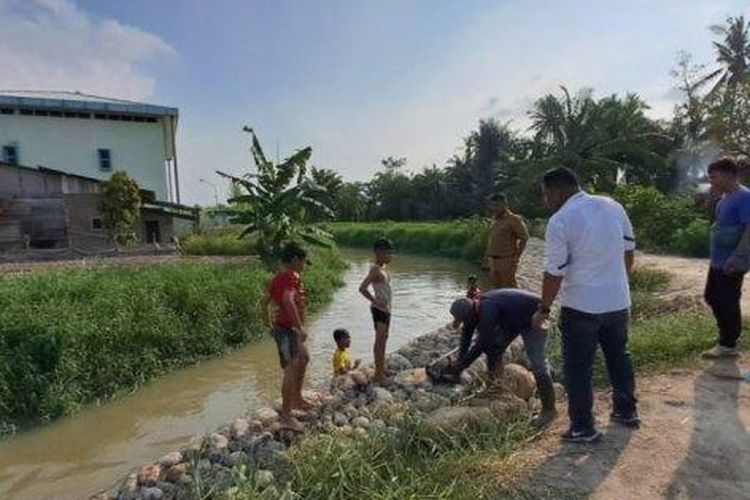 Polres Serdang Bedagai saat melakukan penelitian adanya dugaan pencemaran Sungai Rambung, Kabupaten Serdangbedagai. 