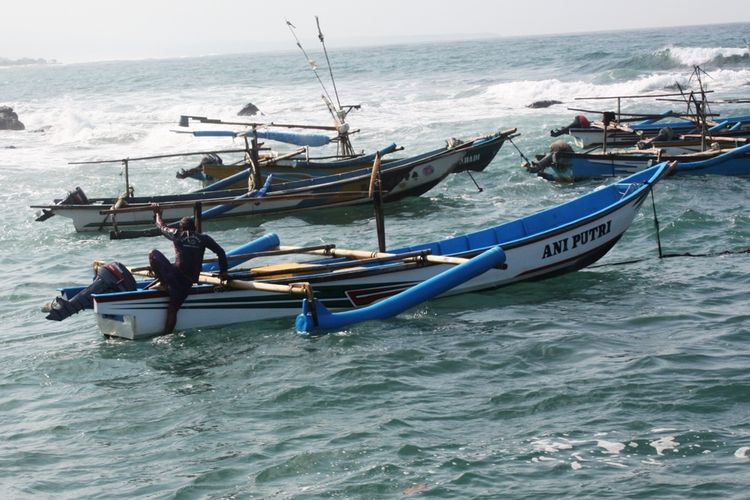 Aktivitas nelayan di dermaga Jayanti, Kecamatan Cidaun, Kabupaten Cianjur, Jawa Barat. Sepanjang tahun ini hasil tangkapan ikan laut di perairan selatan Cianjur merosot drastis dibandingkan tahun sebelumnya akibat paceklik.