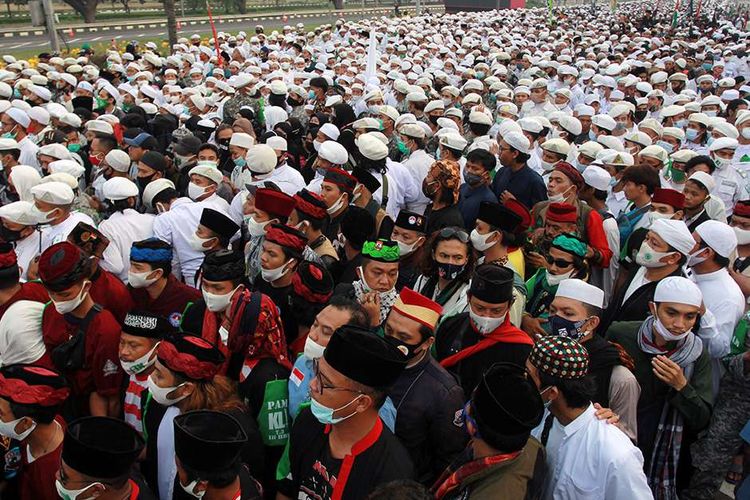 Massa dari berbagai daerah memadati akses tol menuju bandara Soekarno Hatta di Tangerang, Banten, Selasa (10/11/2020). Mereka bertujuan menjemput kedatangan pemimpin organisasi masyarakat (ormas) Front Pembela Islam (FPI) Rizieq Shihab