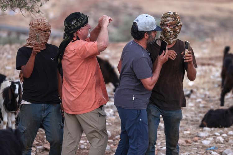 Pemukim Israel Serang Rombongan Diplomat Eropa, Tendang Wali Kota Perancis