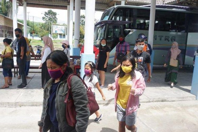 Ilustrasi penumpang yang turun di Terminal Tanjung Pinggir, Pematangsiantar, Sumatera Utara.