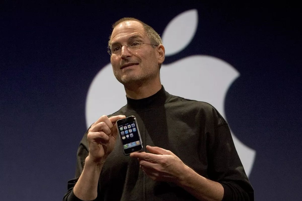 Steve Jobs memperkenalkan iPhone generasi pertama.