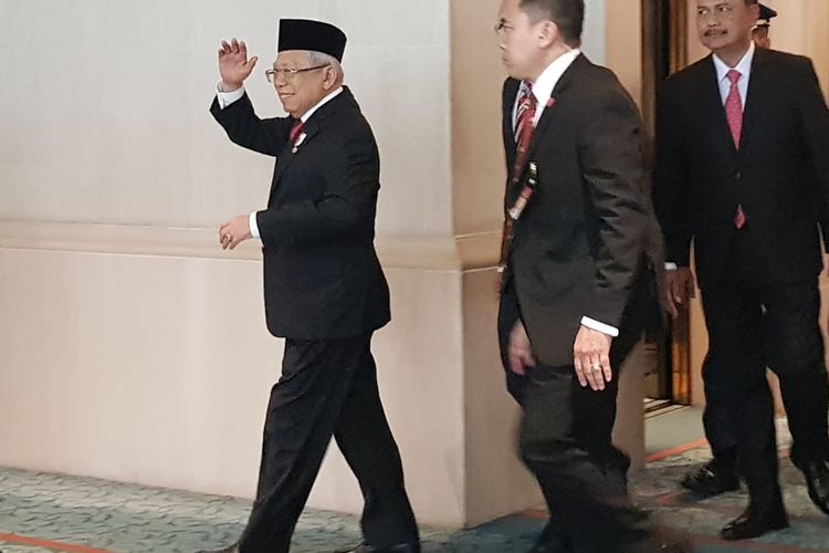Wapres RI Maruf Amin menyapa awak media saat akan bertemu Presiden Singapura Halimah Yacob di Hotel Shangrilla, Jakarta, Selasa (4/2/2020).