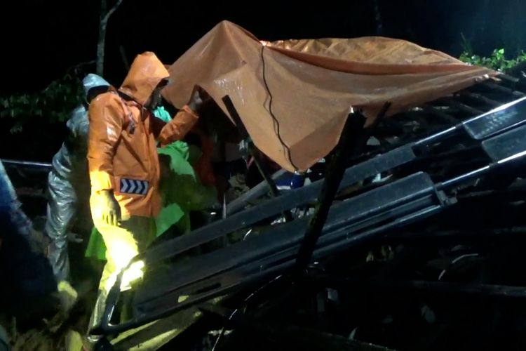 Petugas gabungan melakukan upaya evakuasi terhadap satu korban terhimpit material bangunan yang tertimpa longsor di Kabupaten Tulungagung Jawa timur, Senin (14/11/2022)