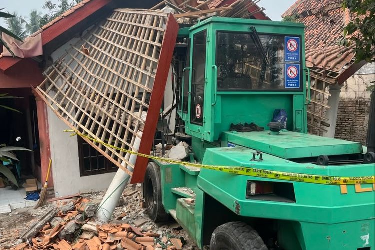 Forklift 15 Ton Tabrak Rumah Warga di Kronjo Tangerang, Pemilik Minta Ganti Rugi