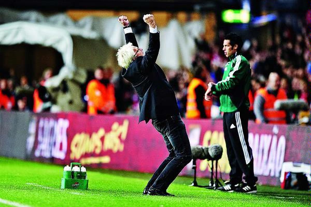 Pelatih Denmark Morten Olsen mengepalkan tangan ke atas setelah timnya mengalahkan Portugal, 2-1, pada kualifikasi Grup H Piala Eropa 2012 di Stadion Parken, Kopenhagen, Denmark, Selasa (11/10).
