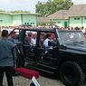 Jokowi Naik Mobil Maung Disopiri Prabowo, Kunjungi Gudang Amunisi PT Pindad