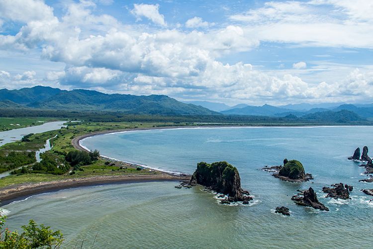 Teluk Love Jember dengan keunikan bentuk yang menyerupai hati.