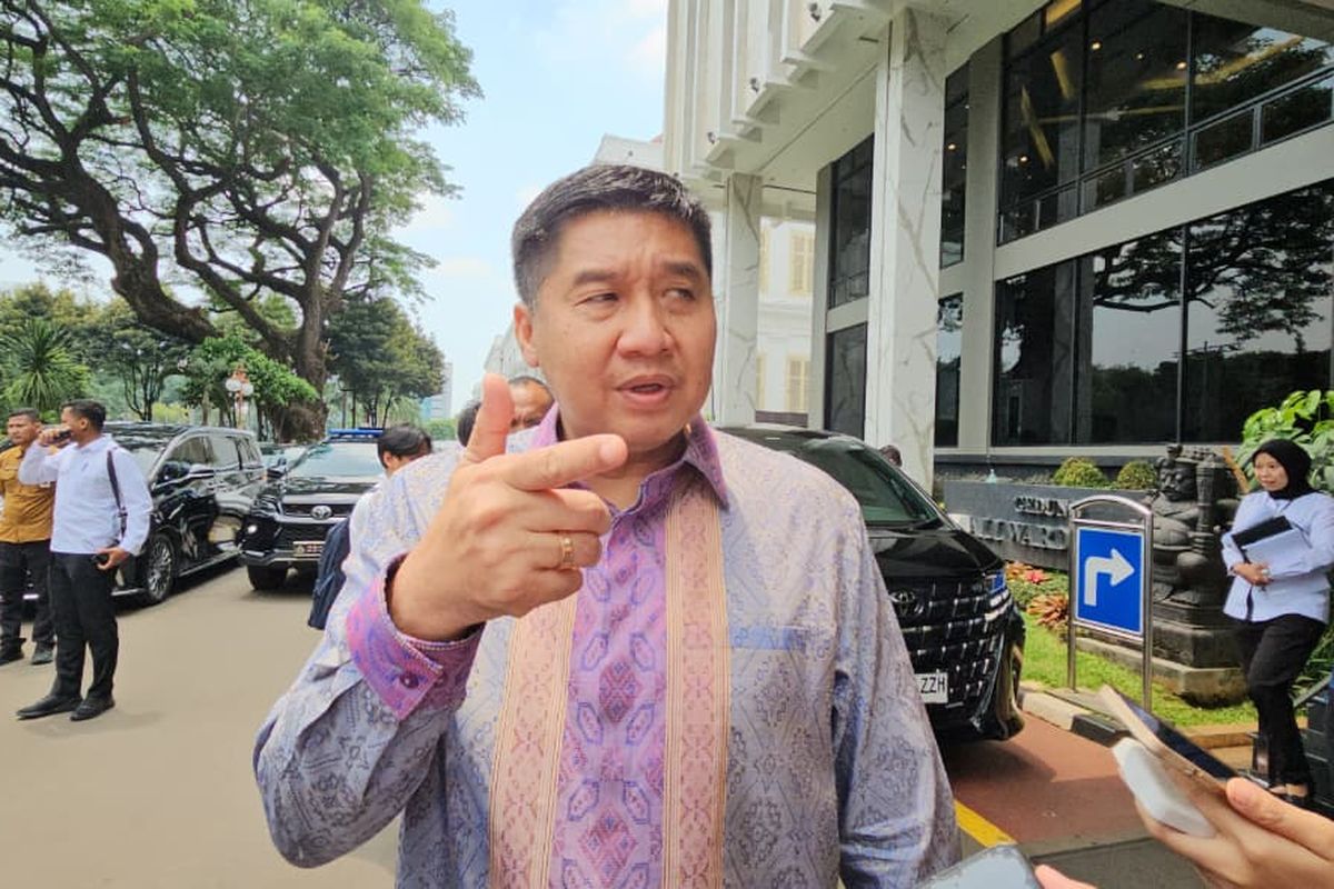 Menteri PKP Maruarar Sirait atau Ara usai mengikuti Rapat Koordinasi membahas Program-program Paket Ekonomi 2025 dan Penyerapan Tenaga Kerja bersama Menko Perekonomian  Airlangga Hartarto serta sejumlah Menteri Kabinet Merah Putih di Kantor Kementerian Koordinator Bidang Perekonomian, Jakarta, Senin (20/9/2025).