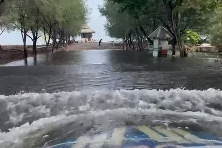Banjir di Pantai Marina