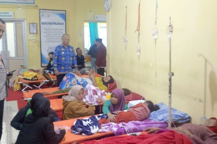 Kondisi para siswa yang diduga keracunan usai menyantai menu MBG di Garut. 