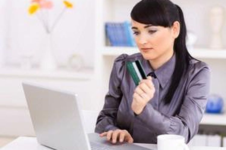 Dahulukan saving daripada shopping yang keinginannya tak pernah bisa dibatasi. 