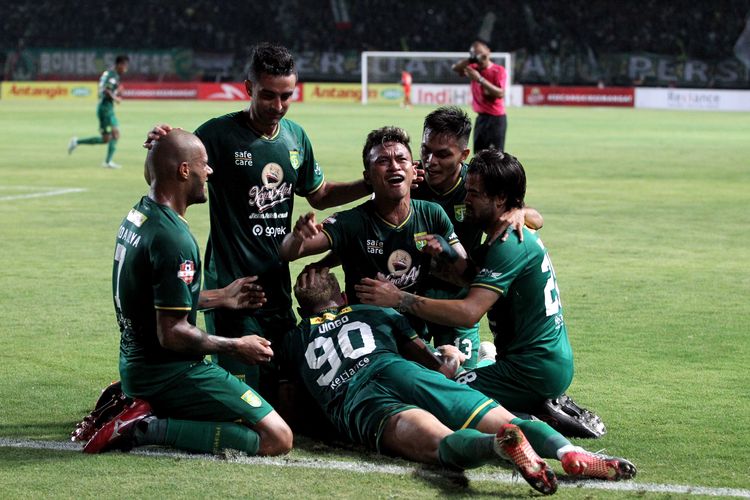Pemain Persebaya Surabaya pencetak gol ke gawang Bali United, Osvaldo Haay pada Pekan 20 Liga 1 2019 yang berakhir dengan skor 1-1 di Stadion Gelora Bung Tomo Surabaya, Jawa Timur, Selasa (24/09/2019) malam.
