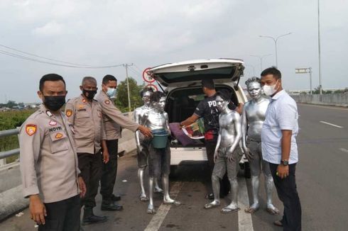 Manusia Silver Pungli Pengendara yang Keluar Masuk Tol Keramasan, Polisi: Miris, Pelaku Masih Remaja