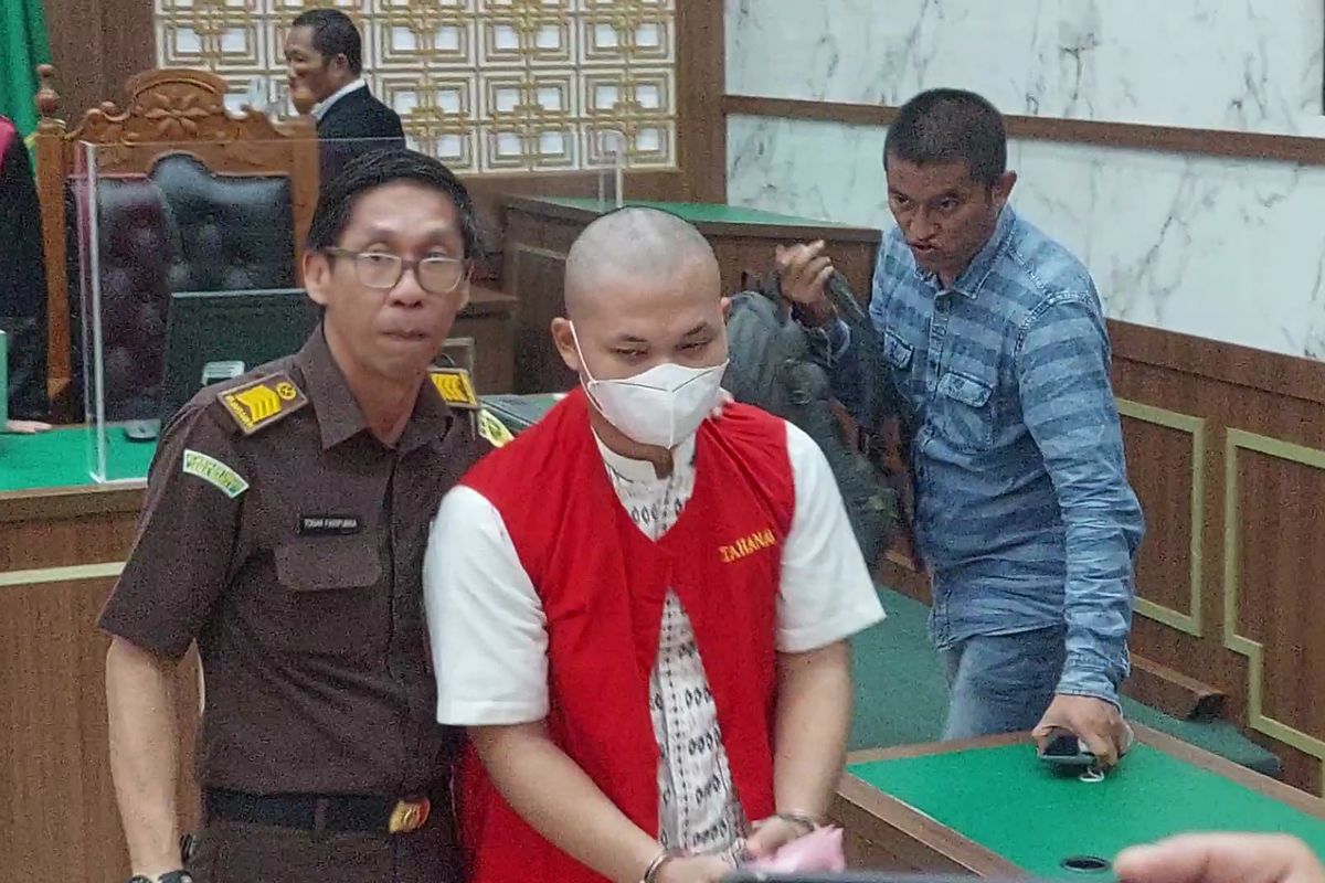 Anggota Densus 88 Antiteror Polri Bripda Haris Sitanggang (HS) saat mengikuti sidang di Pengadilan Negeri Kota Depok, Rabu (14/6/2023).