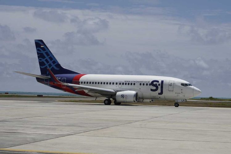 Maskapai Sriwijaya Air mengambil opsi untuk tetap melayani penerbangan dengan satu kali dalam seminggu yaitu setiap hari Rabu, meski secara komersil mengalami kerugian.