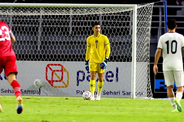 Penjaga gawang Timnas Indonesia Nadeo Agrawinata saat pertandingan FIFA Matchday Indonesia melwan Turkmenistan yang berakhir dengen skor 2-0 di Stadion Gelora Bung Tomo Surabaya, Jumat (8/9/2023) malam.