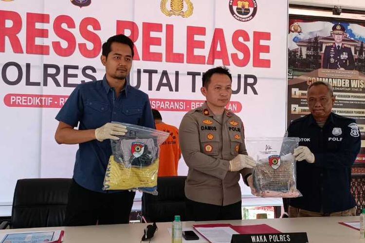 Polisi mengamankan pelaku rudapaksa di Kutim beserta barang bukti