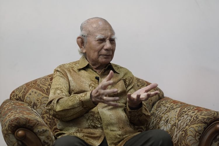 Prominent economist and environmentalist Professor Emil Salim speaks to Go Kompas on Thursday, Feb. 24, 2022 at his house in South Jakarta. 