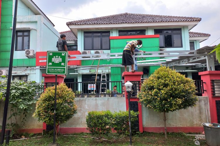 Kondisi kanopi yang roboh di Puskesmas Ratujaya, Cipayung, Depok pada Senin (13/6/2022), tengah dilakukan perbaikan.