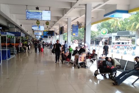 H-1 Lebaran, Bandara Halim Perdanakusuma Masih Dipadati Pemudik