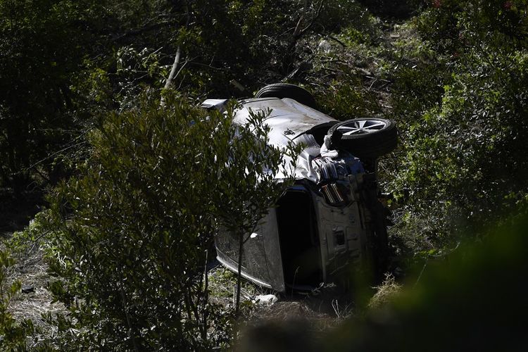 Kondisi kendaraan yang dikemudikan pegolf Tiger Woods setelah mengalami kecelakaan tunggal di Rancho Palos Verdes, California, pada Selasa 23 Februari 2021 waktu setempat.