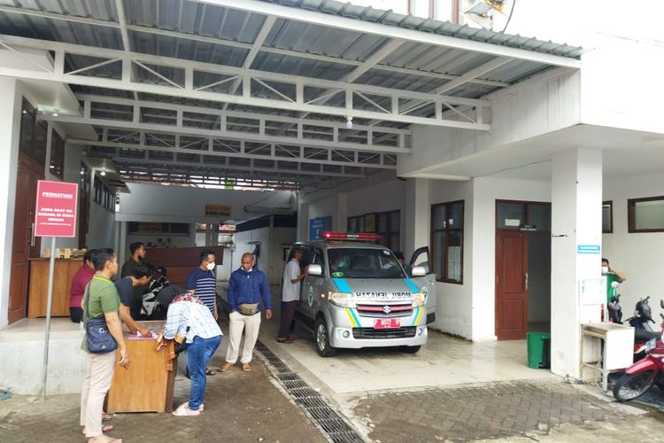 Korban saat dibawa keluarga dari RSUD Blambangan 