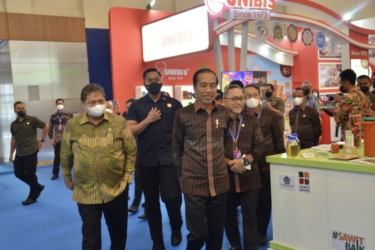 Presiden Joko Widodo didampingi Menteri Perdagangan, Zulkifli Hasan dan Menteri Koordinator Bidang Perekonomian, Airlangga Hartanto berkeliling acara Trade Expo Indonesia 2022 di ICE BSD, Tangerang, Banten pada Rabu (19/10/2022). Trade Expo Indonesia merupakan ajang untuk mendorong tujuh sektor utama perdagangan Indonesia untuk ekspor pasca-pandemi Covid-19. Event Trade Indonesia ke-37 mengangkat tema Strengthening the Global Trade for Stronger Recovery.
