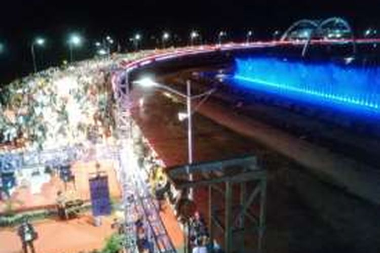 Wali kota Surabaya Tri Rismaharini meresmikan Jembatan Suroboyo, Sabtu (9/7/2016) malam.