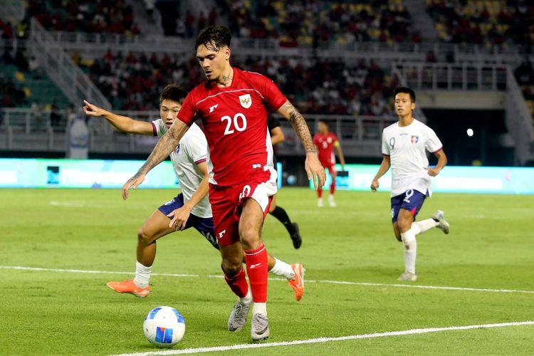 Pemain timnas indonesia Shayne Pattynama melewati pemain Taiwan saat laga FIFA Matchday yang berakhir dengan skor 6-0 berlangsung di Stadion Gelora Bung Tomo Surabaya, Jawa Timur, Jumat (5/9/2025) malam.
