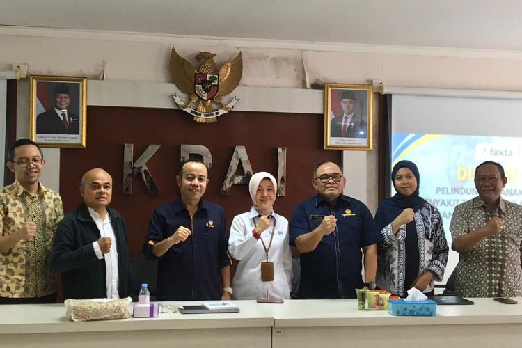 Kiri-kanan, Oki (Kementerian Perindustrian), Anton (Moderator), Dr. Jasra Putra (Wakil Ketua KPAI), Rr. Endah Sri Rejeki (Kementerian Pemberdayaan Perempuan dan Perlindungan Anak), Gunawan (Kementerian Keuangan, Bea Cukai), Tia (Yayasan Ginjal Anak Indonesia), Ari Subagyo (Ketua FAKTA Indonesia), dalam acara edukasi publik Cukaikan MBDK, di Komisi Perlindungan Anak, Jakarta, pada Rabu (30/7/2025).